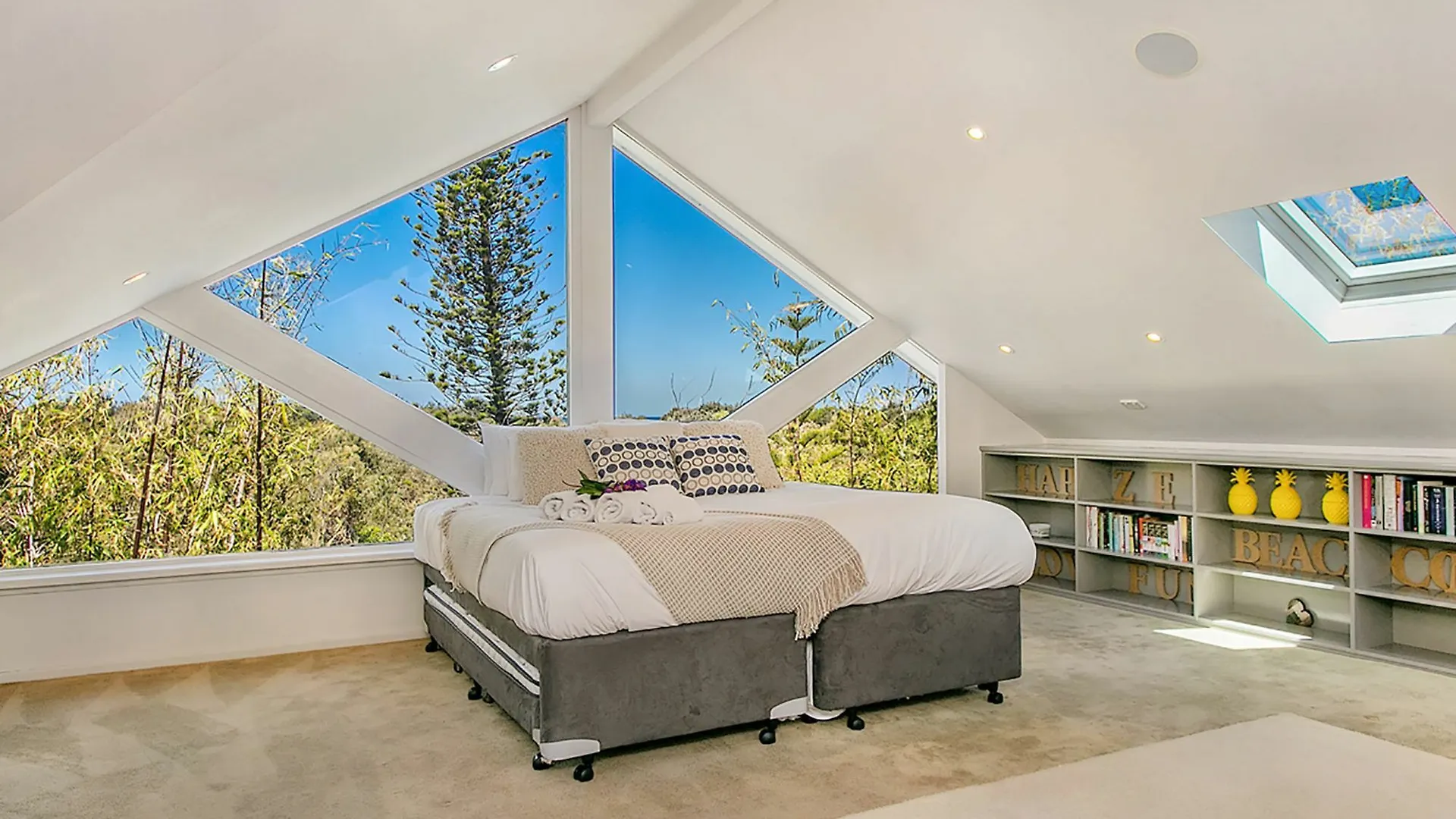 Beachcomber Blue - Expansive Beachfront Property Byron Bay