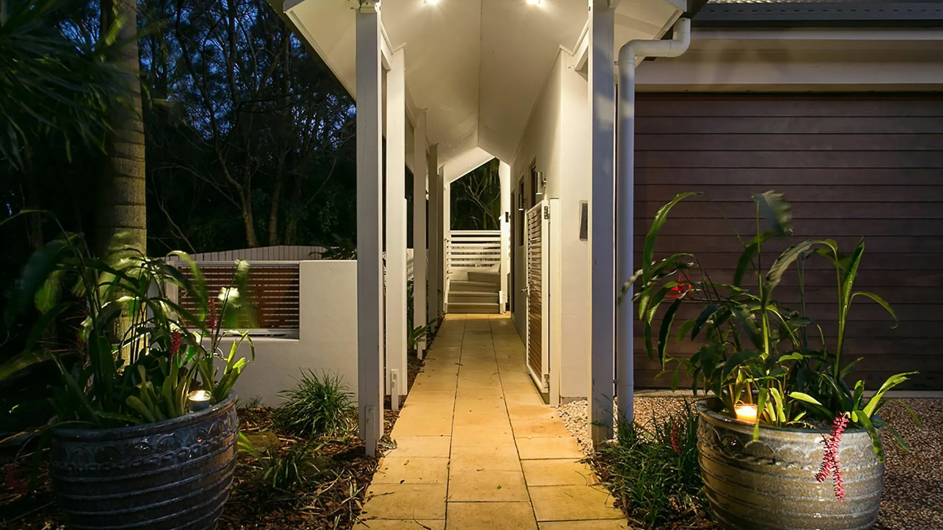 Beachcomber Blue - Expansive Beachfront Property Byron Bay Apartment