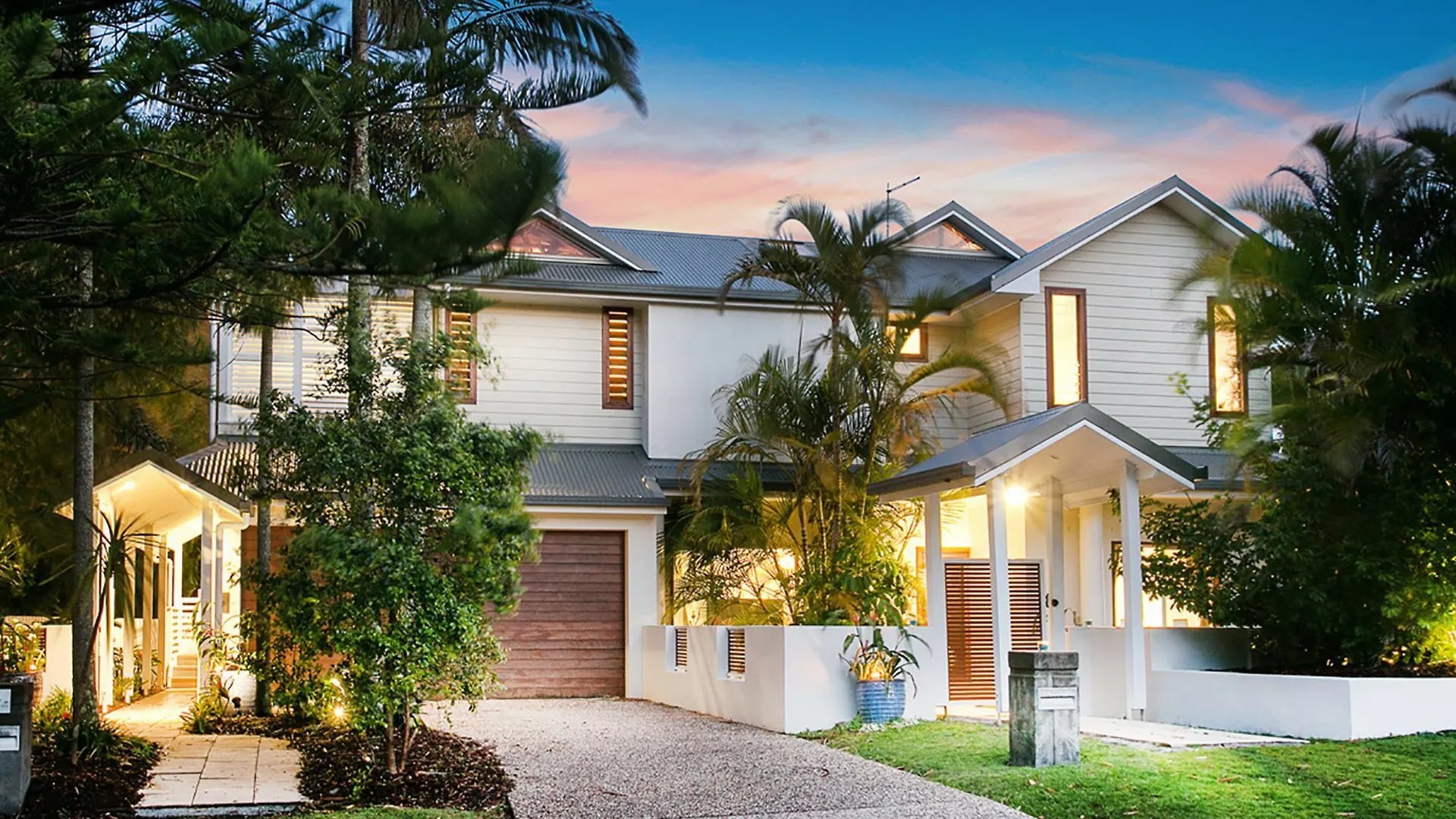 Beachcomber Blue - Expansive Beachfront Property Byron Bay