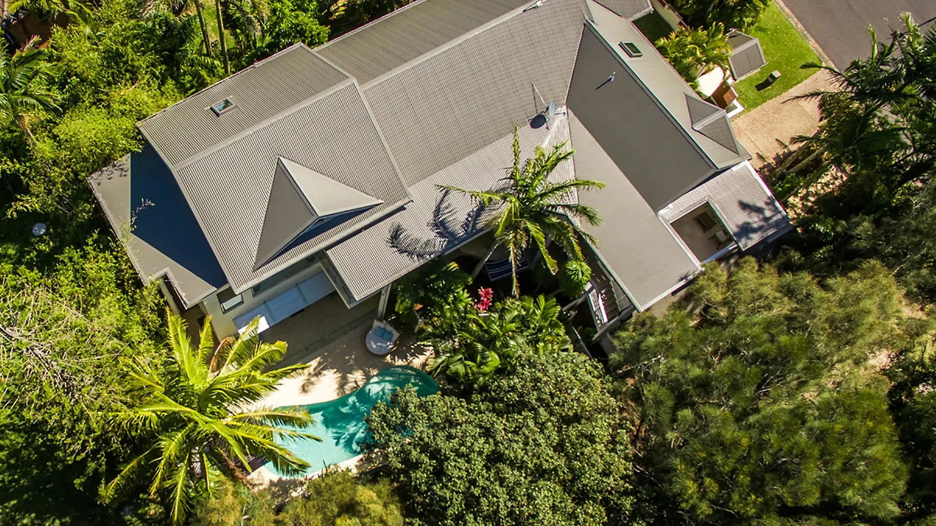 Beachcomber Blue - Expansive Beachfront Property Byron Bay Apartment